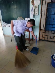 sweeps_mop_floor